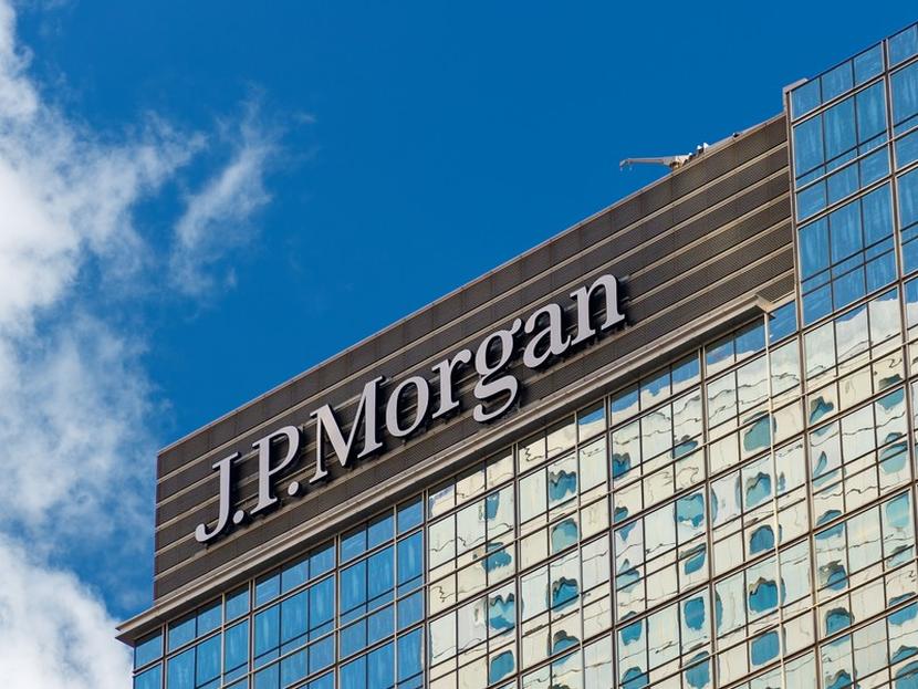 Un edificio de cristales de la institución financiera JP Morgan y con el cielo despejado. 