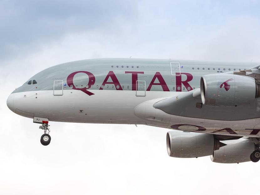 Avión gris con blanco con logotipo de qatar airways 