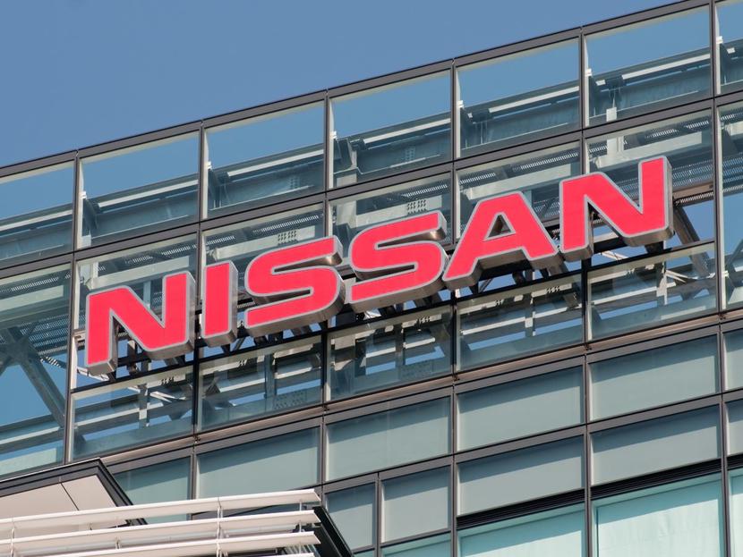 Logotipo de Nissan con letras rojas 