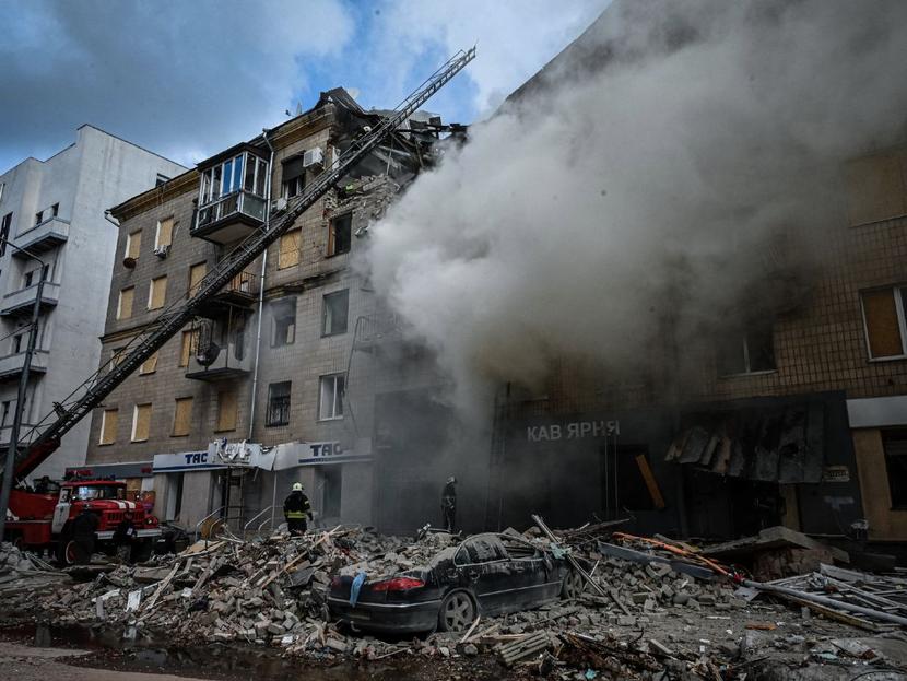Edificios destruidos y con humo en Ucrania