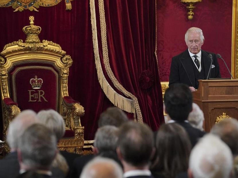 Rey Carlos III da un discurso oficial frente a una multitud. 