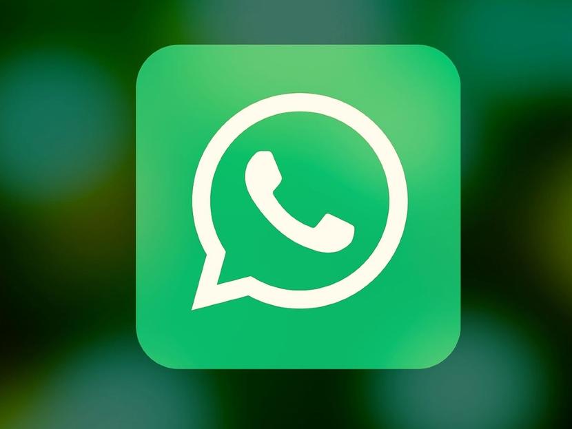 Logo de Whatsapp sobre fondo borroso verde 