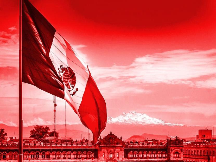 Bandera de México en el zócalo de la Ciudad de México en color rojo. 