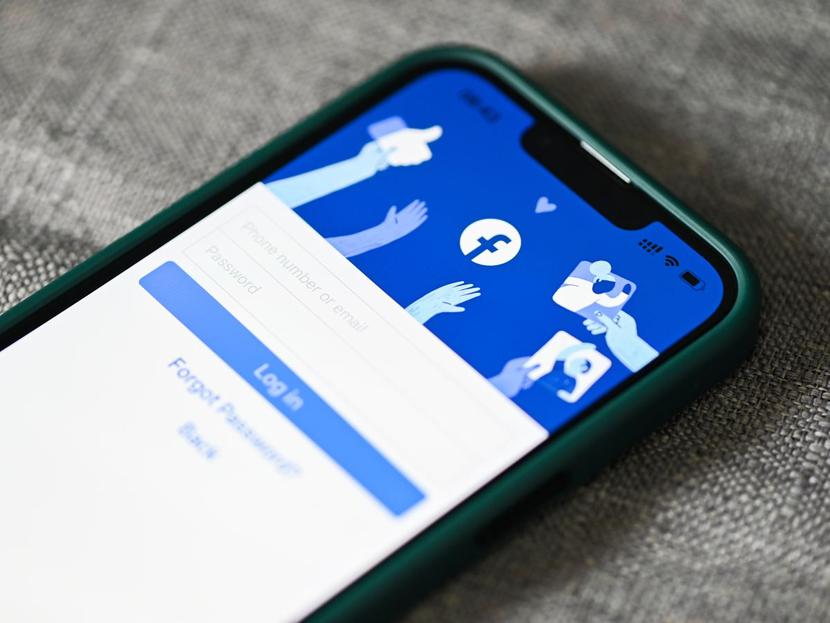 App de Facebook abierta desde un smartphone