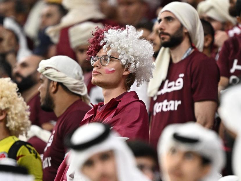 fanáticos con playera de Qatar en estadio