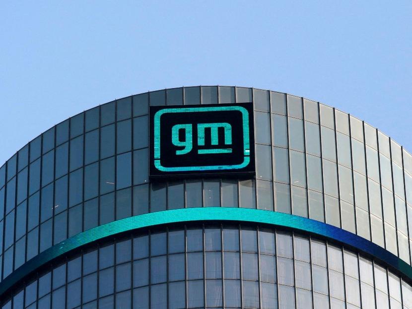 Un edificio con el logotipo de la empresa automotriz General Motors. 