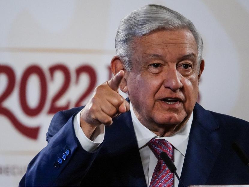 El presidente López Obrador hablando en el escenario de la conferencia matutina en Palacio nacional. 
