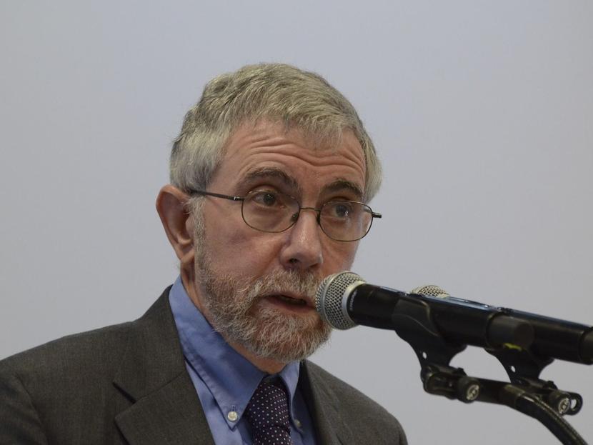 Paul Krugman, el Premio Nobel de Economía 2008, senado hablando en una conferencia. 