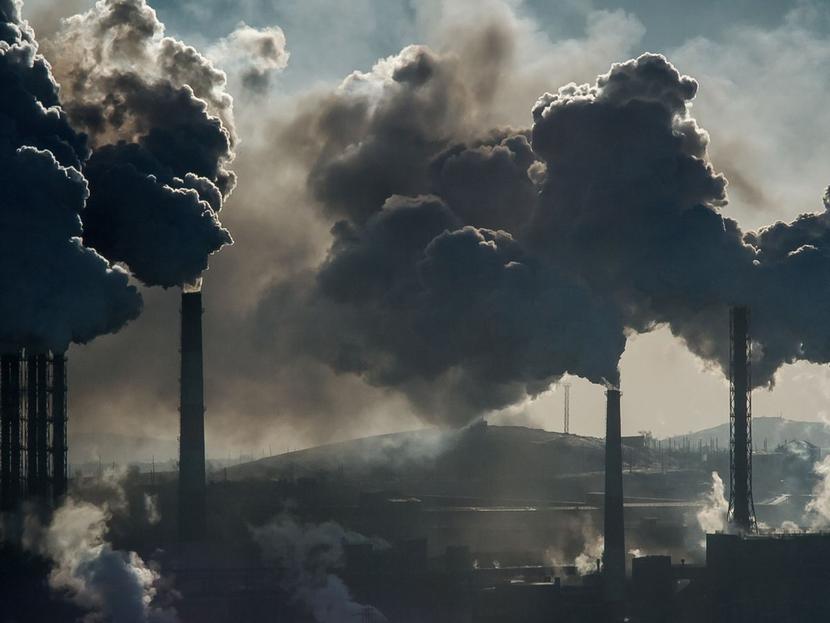 chimeneas de fabricas con humo contaminante