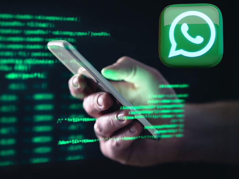 mano sosteniendo celular sobre fondo negro y gráficos verdes de texto encima con logo de WhatsApp