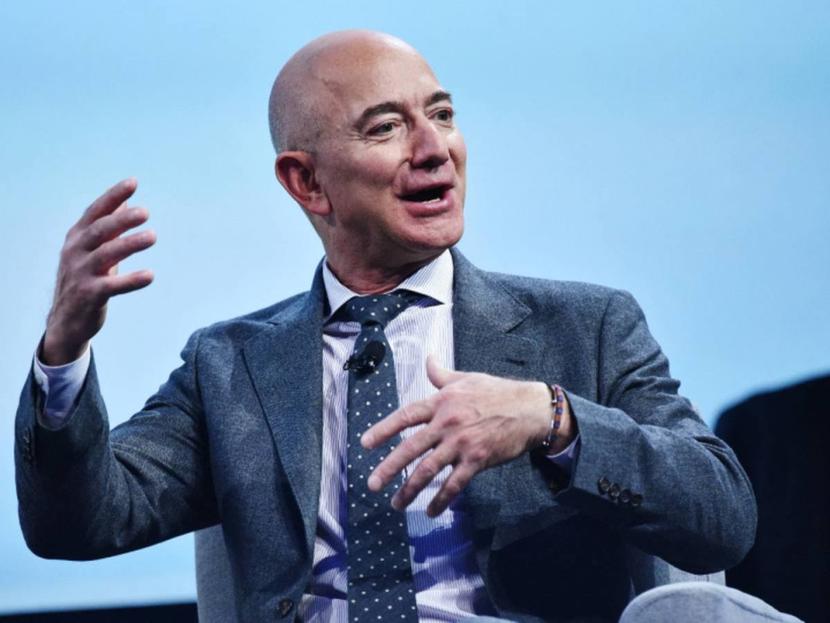 Jeff Bezos con traje 