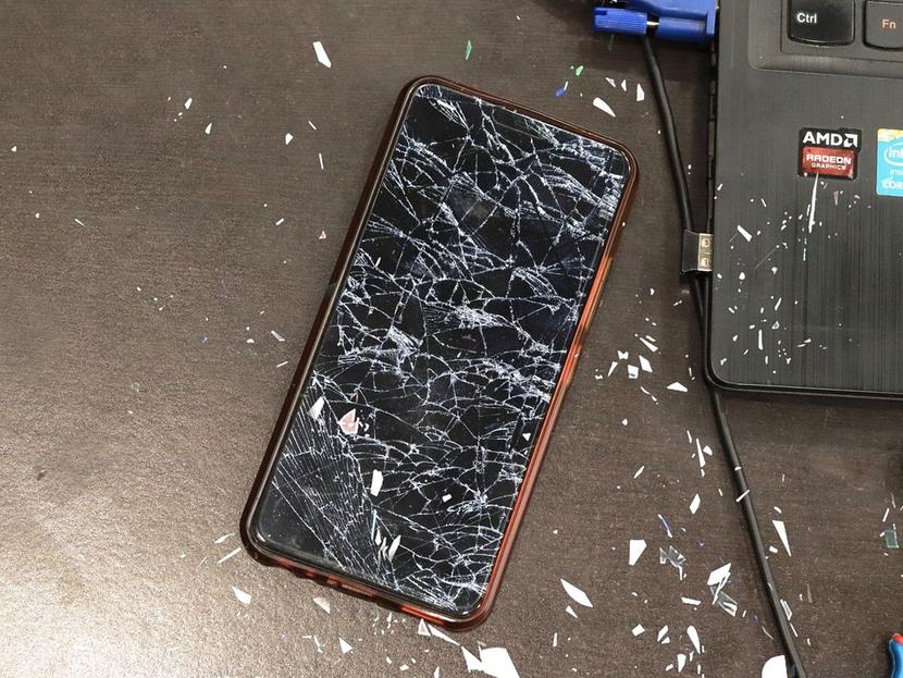 Telefono smartphone con pantalla estrellada
