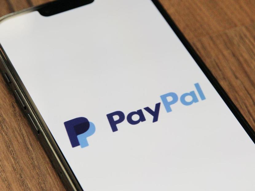 Logotipo de PayPal en la pantalla del celular 