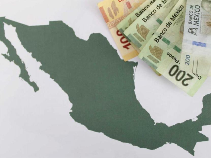 Mapa de México y billetes de diferente denominación 