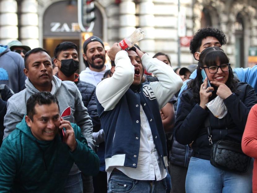 Personas en la calle de Madero