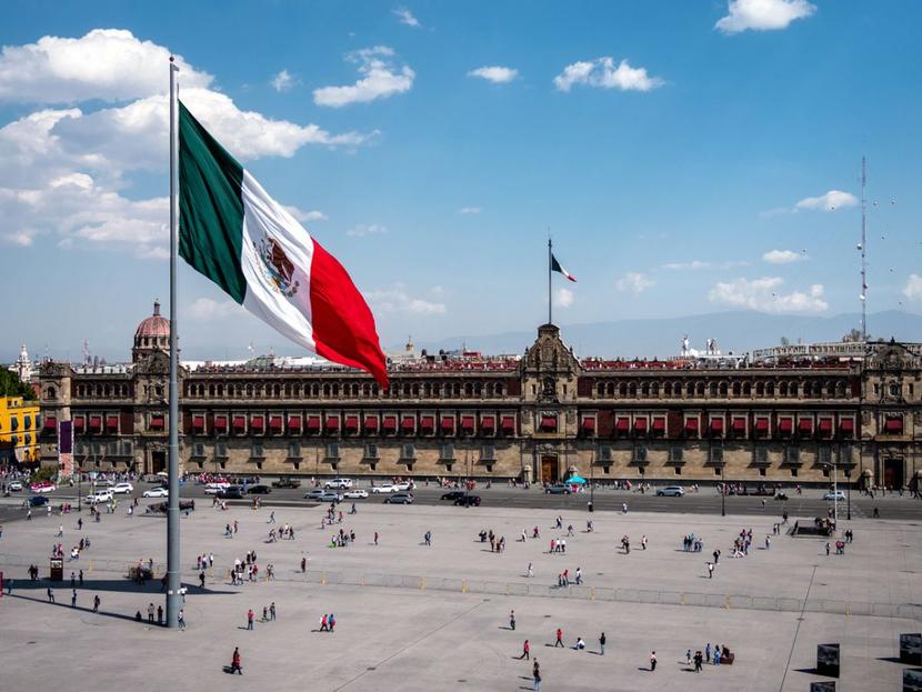 Bandera de México en la Plaza de la Constitución, CDMX 