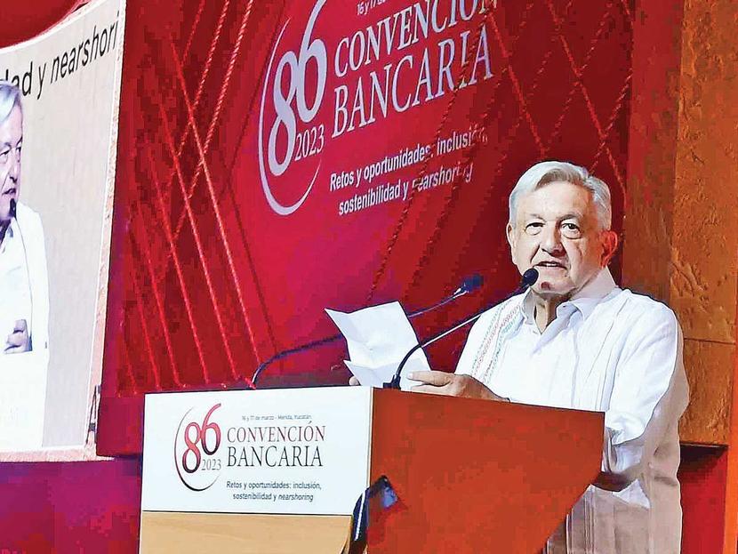 López Obrador dando un discurso en la 86 Convención Bancaria 