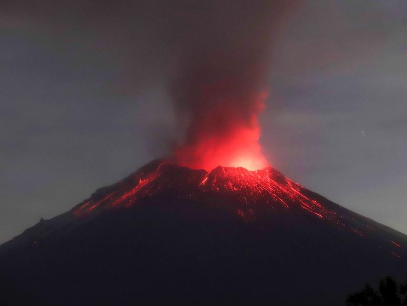 Volcán Popocatépetl haciendo erupción