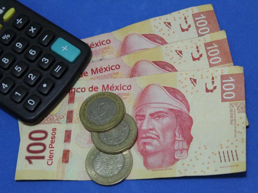 Billetes de México y calculadora.