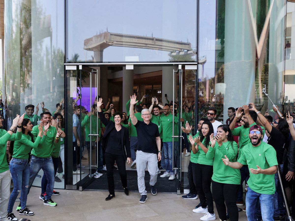 Tim Cook, CEO de Apple, abriendo la primera tienda física en la India.