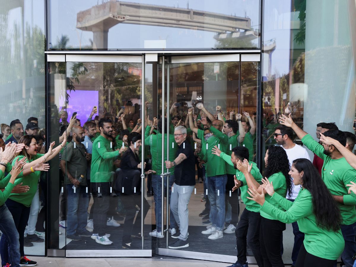 Tim Cook, CEO de Apple, saliendo de la primera tienda física en la India.