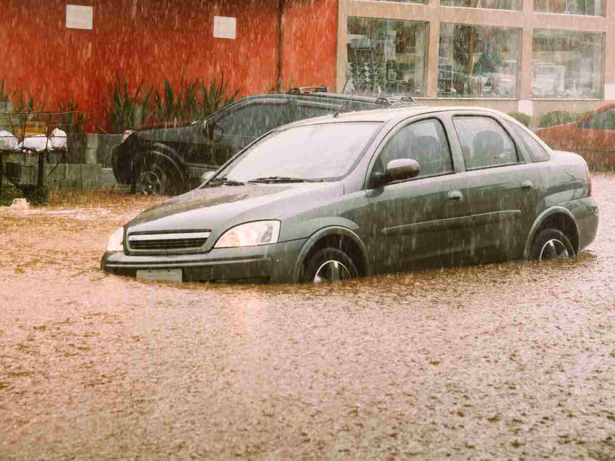 Auto inundado lluvia