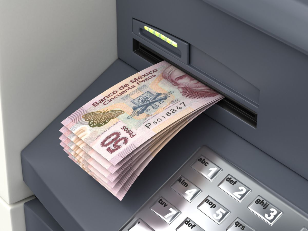 Billetes de 50 pesos salen del cajero automático 