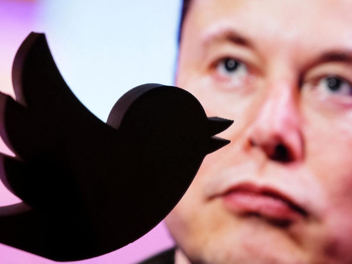 Elon Musk y logo de Twitter color negro 