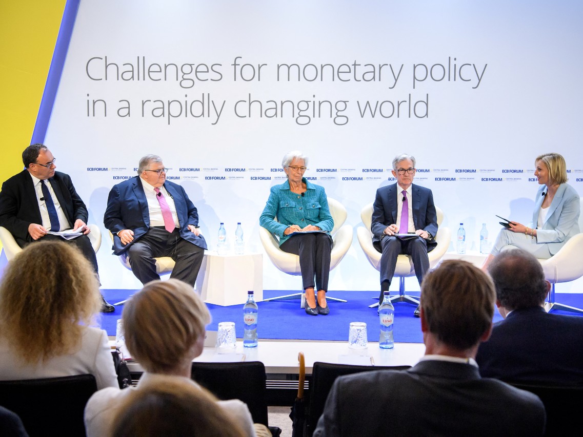 Jerome Powell y otras figuras participando en una conferencia del Banco Central Europeo. 