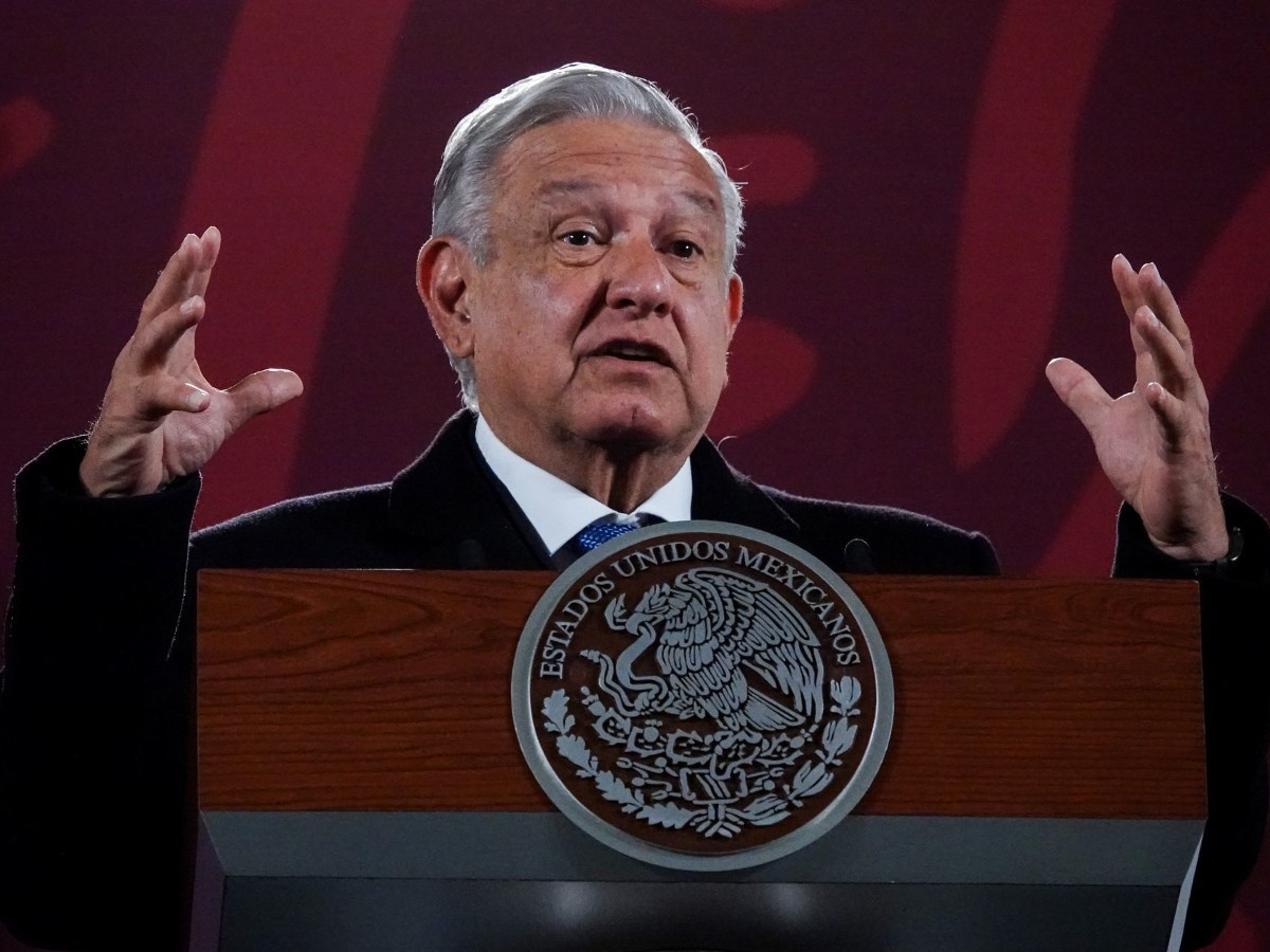 El presidente López Obrador hablando en el escenario de la conferencia matutina. 