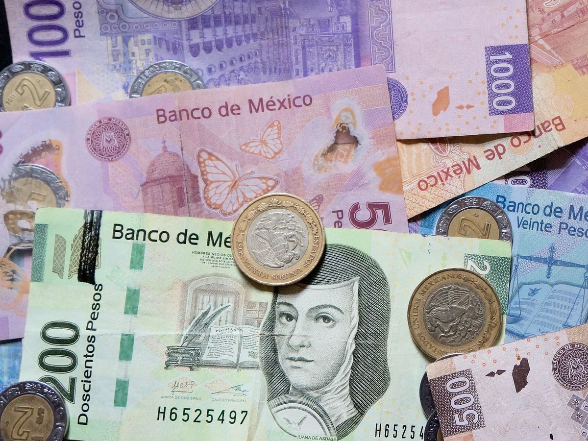 Billetes mexicanos de diferente denominación