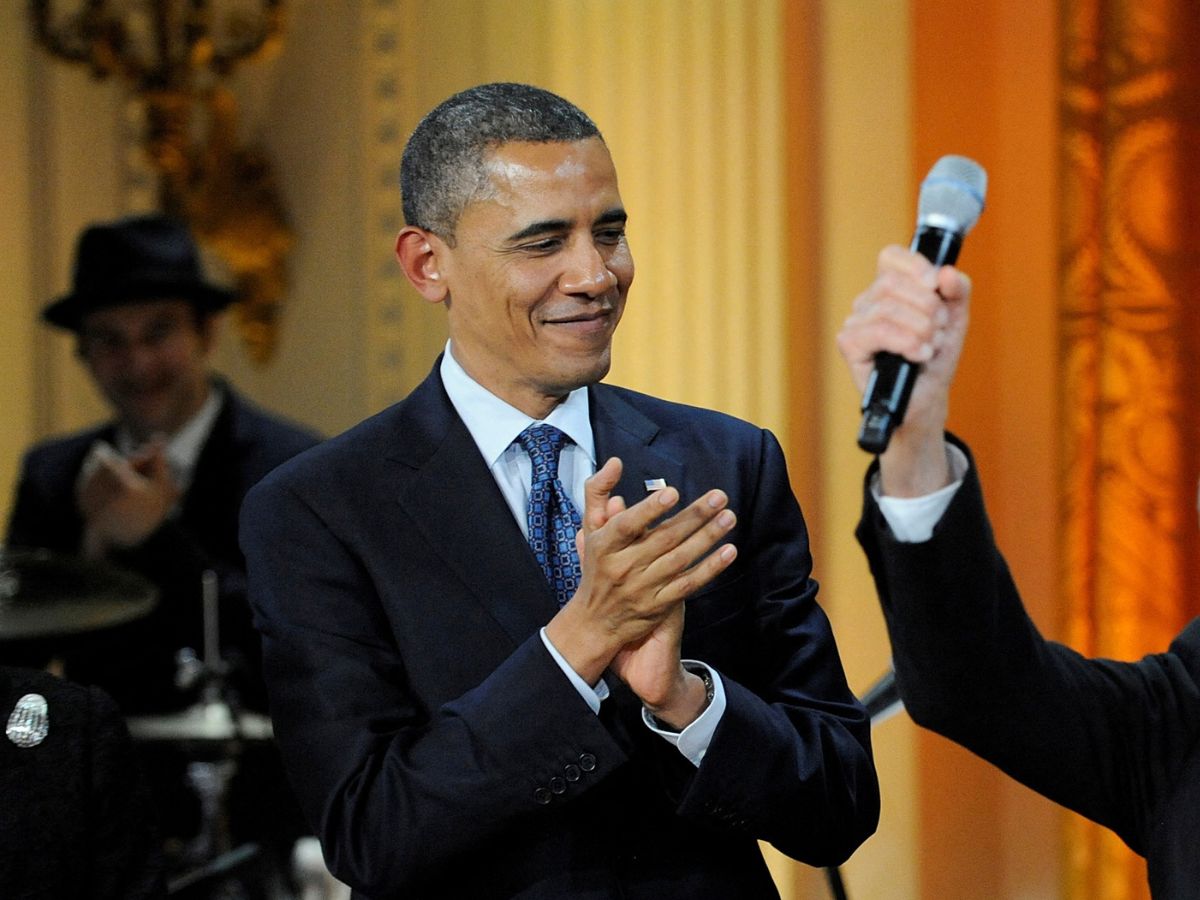 Barack Obama aplaudiendo