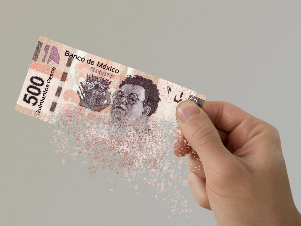Billete de 500 pesos se pulveriza en la mano de un hombre 