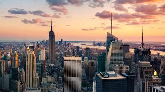 Definitivamente la mejor ciudad para trabajar en EU es Nueva York, ocupa el primer lugar en buenos puestos de trabajo, sobre todo del ramo financiero y de tecnología. Es la ciudad económicamente más poderosa del mundo, tiene la capacidad para atraer a los mejores y más brillantes profesionistas de todo el mundo. Especial