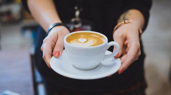 Según un estudio, el consumo habitual de café con cafeína aumentaría la posibilidad de sobrevivir a este cáncer y proteger a pacientes tratados de una recaída. Foto: Foter