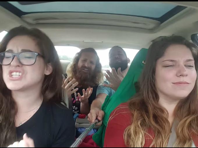 Amigos grababan con selfie sticks al volante y sufren trágico accidente