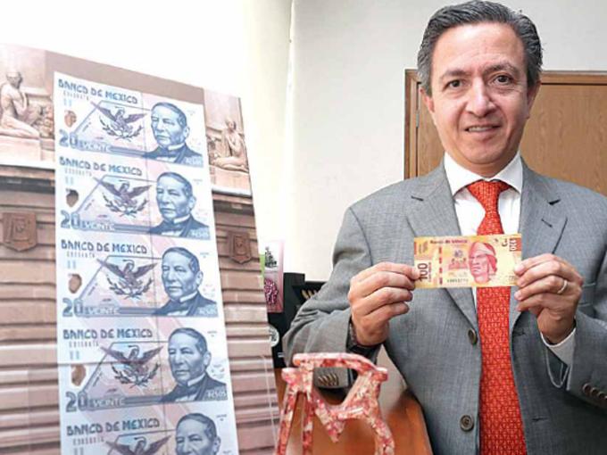 Alejandro Alegre Rabiela es el director general de Emisiones y cajero principal de Banxico, por lo que su firma aparece en todos los billetes nuevos de nuestro país. Foto: Karina Tejada 