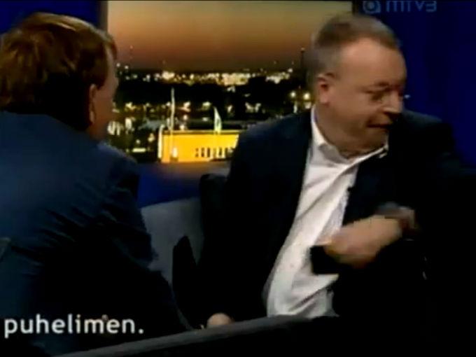 Durante una entrevista en el programa Hjalliksen kanssa, Elop fue cuestionado sobre el desempeño del nuevo Lumia y sus ventajas sobre el iPhone. Foto: YouTube