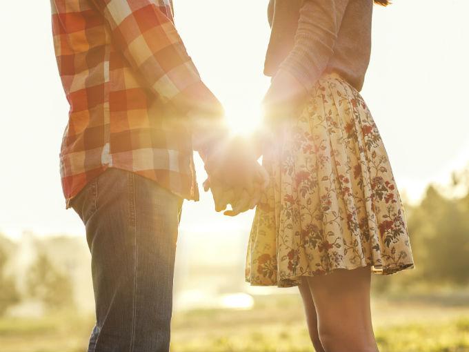 Investigadores detallan que el proceso de enamoramiento inicia cuando conoces a una persona que te gusta físicamente. Foto: Thinkstock