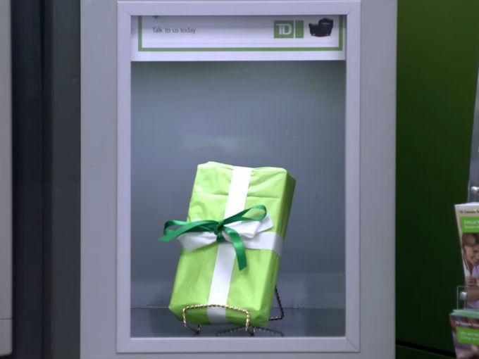El banco TD de Canadá lanzó una campaña en sus sucursales para convertir sus cajeros automáticos en algo que diera más que dinero a sus clientes. Foto: YouTube
