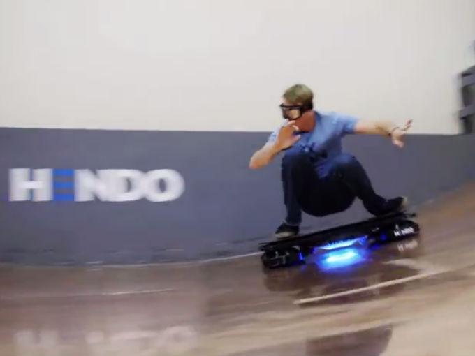 De acuerdo con Tech Crunch, esta primera versión de la hoverboard tendrá un costo de 10,000 dólares... Foto: Especial