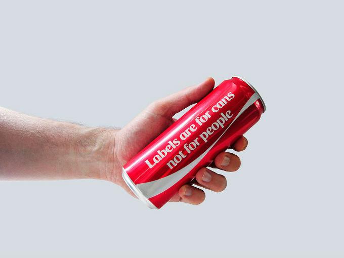 'Las etiquetas son para las latas, no para las personas'. Foto: Coca-Cola