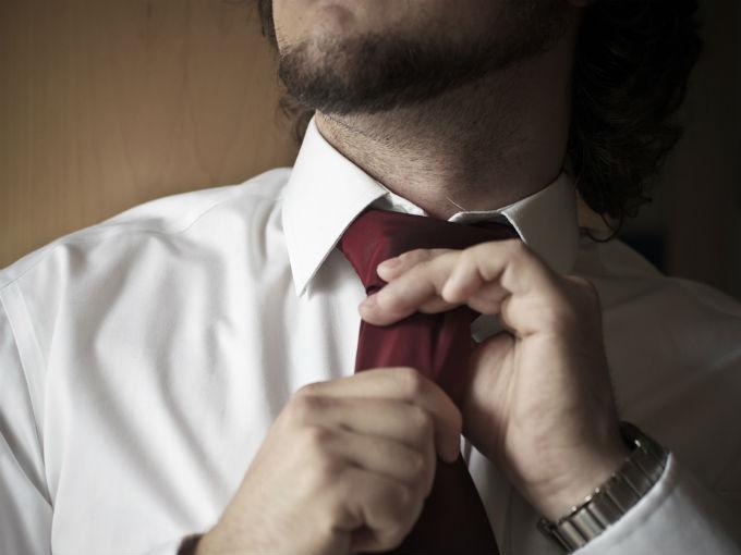 En estos sencillos consejos aborda elementos como la importancia de la camisa, su acomodo al ponerse la corbata y cómo hacer el nudo. Foto: Flickr de dotbenjamin [CC BY-SA 2.0]