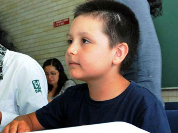 Carlos Santamaría Díaz tiene nueve años de edad y cursa un diplomado de bioquímica en la UNAM. Foto: UNAM