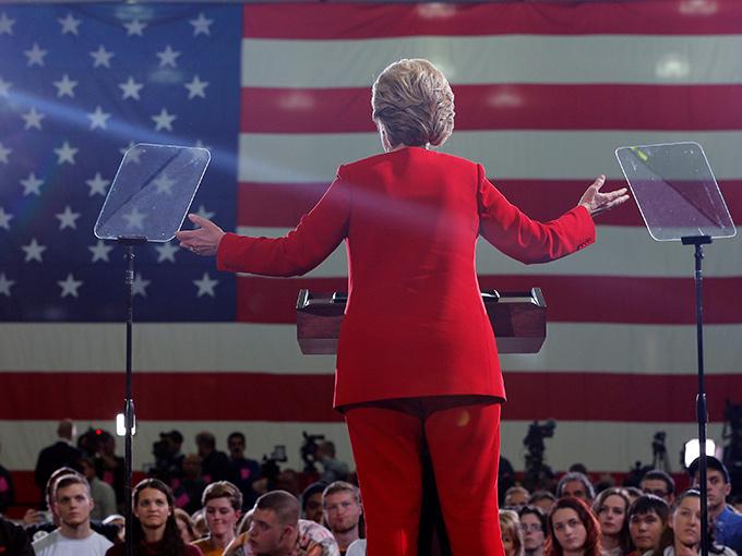 Leyendo entre líneas, es difícil creer que Clinton planee disipar las inquietudes de Warren por el nombramiento de gente de Wall Street en puestos clave del gobierno.  Foto: Reuters