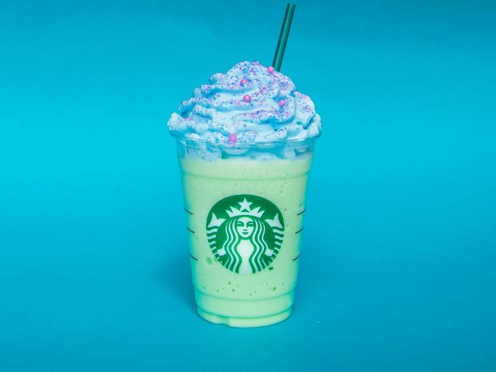 El Mermaid Frappuccino está inspirado en la icónica y mitológica sirena de dos colas, que ha sido su símbolo emblemático por más de 45 años. Foto: Starbucks.