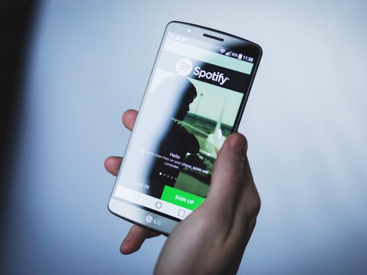 Con un nuevo diseño para móviles, Spotify gratuito incluye nuevas características para mejorar la experiencia de escucha. Foto: Pixabay.