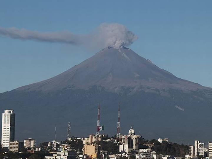La noche del jueves el volcán Popocatépetl registró una explosión de intensidad moderada lo que puso en alerta al estado de Puebla y entidades vecinas como Tlaxcala, Estado de México y la Ciudad de México. Foto: Cuartoscuro