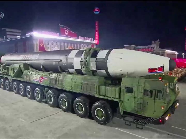 En desfile, Corea del Norte presume misiles y se dice libre de covid-19