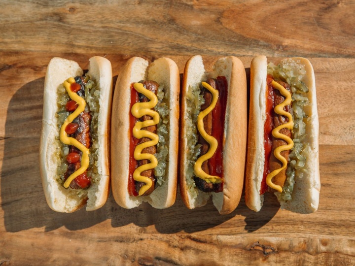 Investigadores de la salud de la Universidad de Michigan encontraron que comer un solo hot dog te quita 36 minutos de vida saludable. Foto: Unsplash